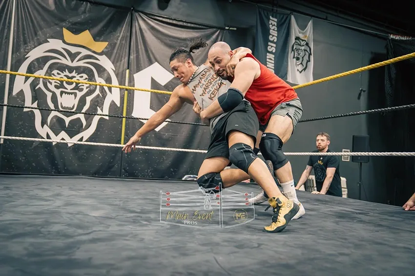 Visitantes lutam em ringue no Real Wrestling Experience, atração que fica perto de Orlando