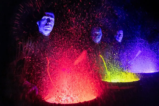 Blue Man Group em apresentação no Icon Park