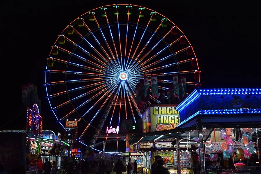 Roda gigante iluminada durante a noite no Central Florida Fair