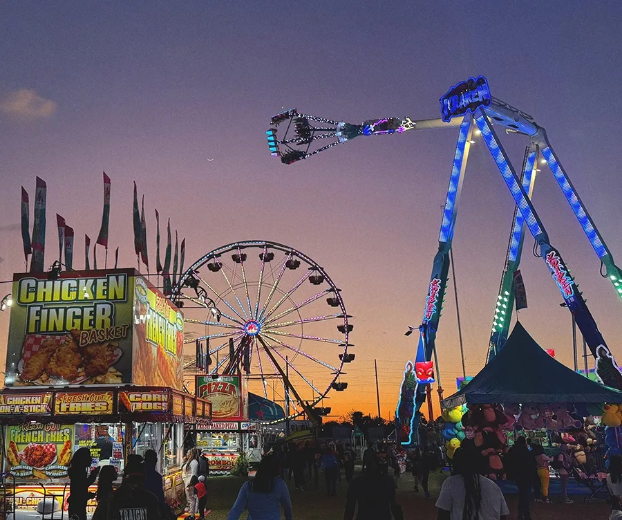 Parque de diversões do Central Florida Fair ao entardecer