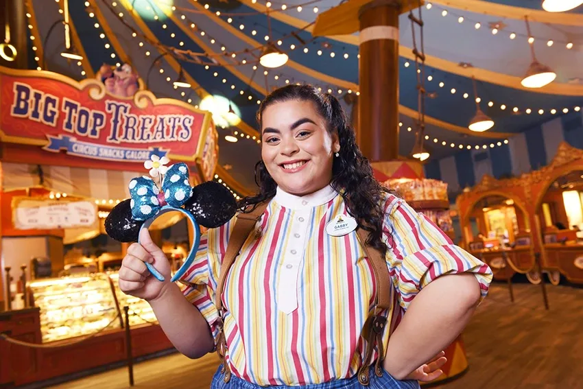 Cast Member da Disney em uma das atrações do parque apresenta tiara da Minnie, no Walt Disney World