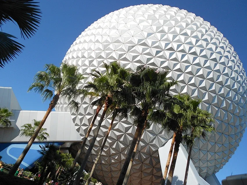 A icônica Spaceship Earth, símbolo do EPCOT, no Walt Disney World
