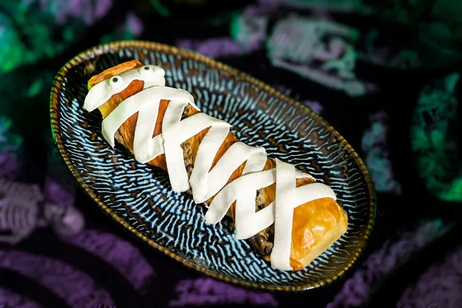Massa folhada de café é item do cardápio de halloween da cafeteria Cheshire Café da Disney em 2025