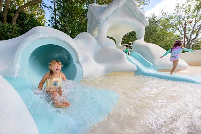 Crianças se divertem em escorregador no Blizzard Beach, um dos parques aquáticos da Disney que ficará aberto em 2025