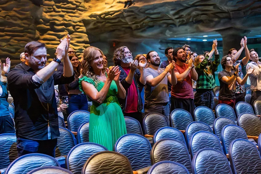Cantora e dubladora Jodi Benson aplaude o espetáculo da Pequena Sereia, The Little Mermaid - A Musical Adventure, no Disney's Hollywood Studios