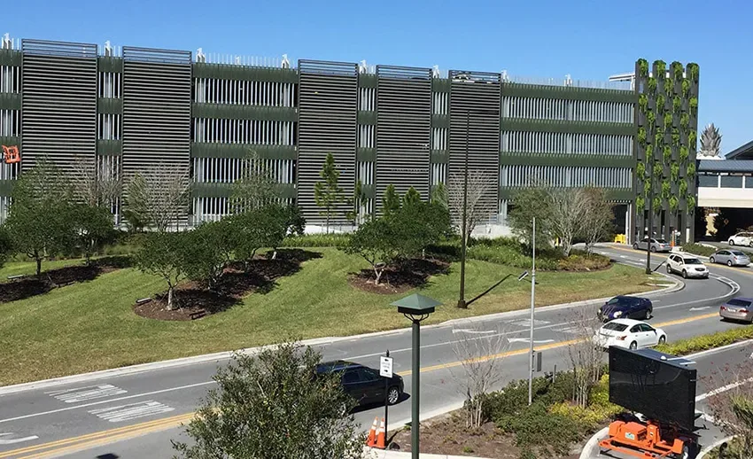 Vista externa do estacionamento gratuito do Disney Springs em Orlando, na Flórida
