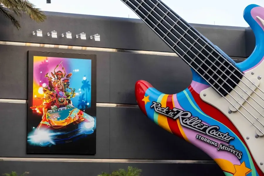 Poster com os personagens Muppets na fachada da atração Rock'n' Roller Coaster, no Hollywood Studios