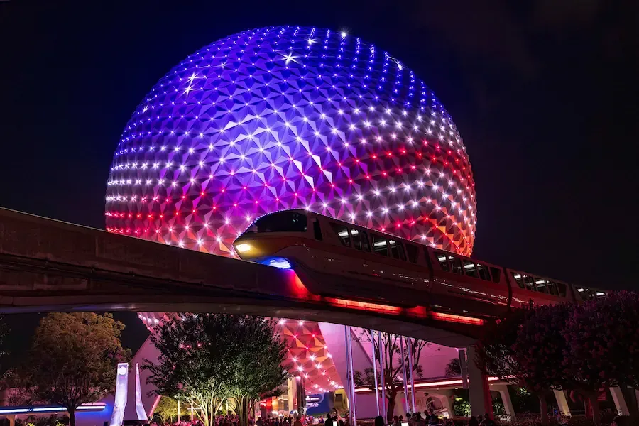 Famosa bola do Epcot iluminada com as cores da bandeira americana durante o feriado da Independência de 4 de julho