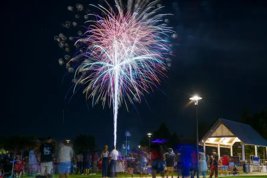 Fogos de artifício em comemoração ao feriado americano de 4 de julho em Kissimmee, em Orlando