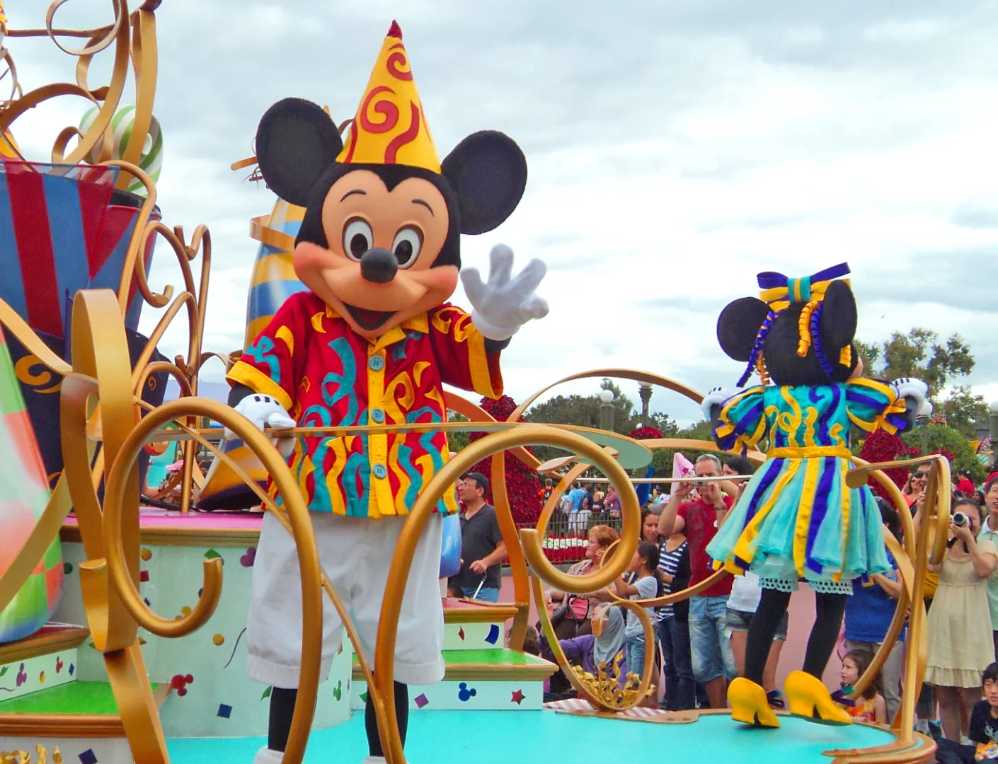 Mickey Mouse em desfile no Walt Disney World durante viagem com o Ingresso Mágico Disney 2027