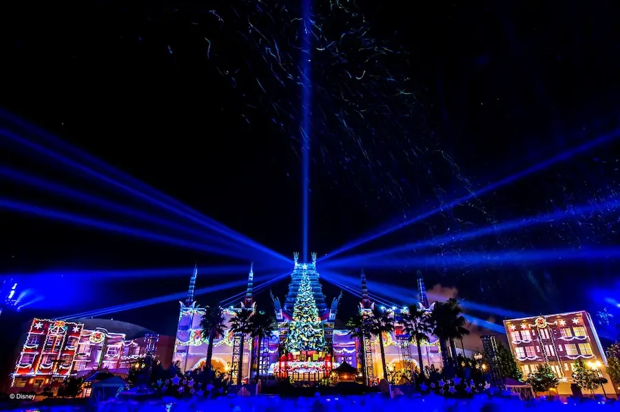 Espetáculo noturno Jingle Bell, Jingle BAM com fogos de artifício no Chinese Theater do Disney Hollywood Studios.