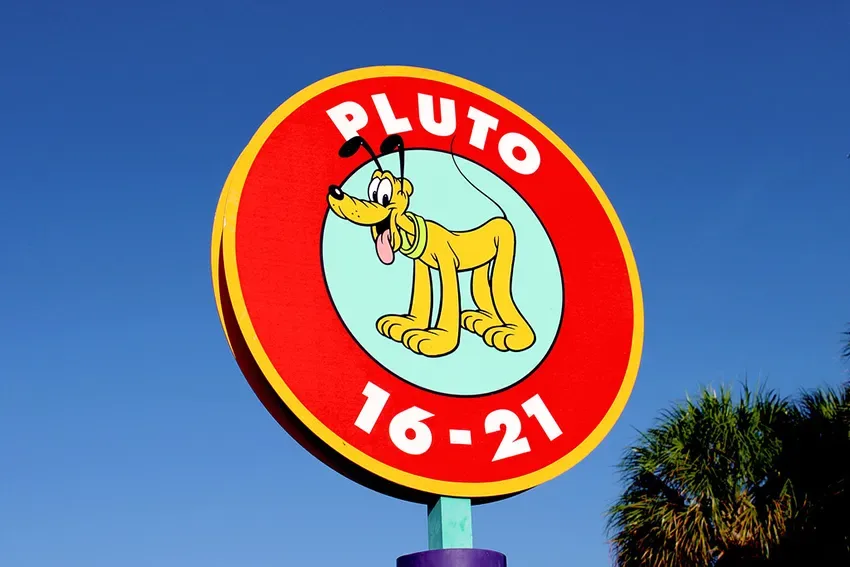 Placa com nomes de personagens e números de identificação no estacionamento do Walt Disney World, de Orlando, na Flórida