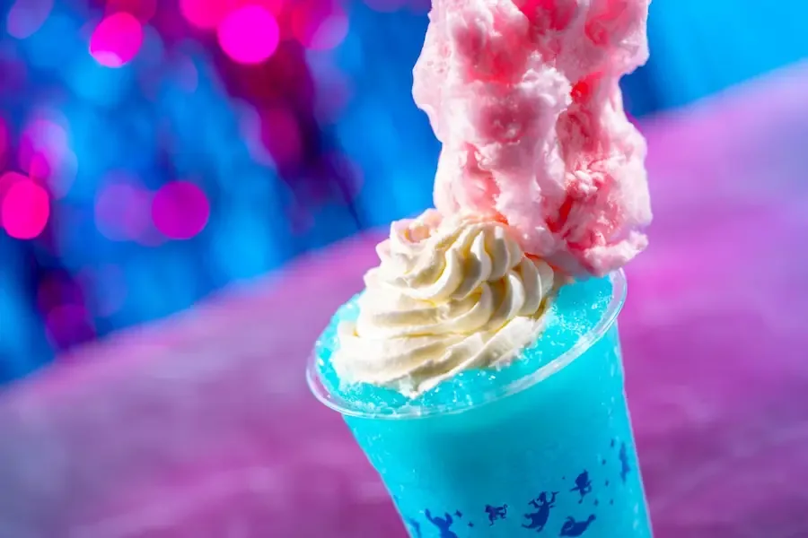 Bebida gelada com cobertura de baunilha e algodão doce rosa no cardápio da nova atração Rock'n' Roller Coaster