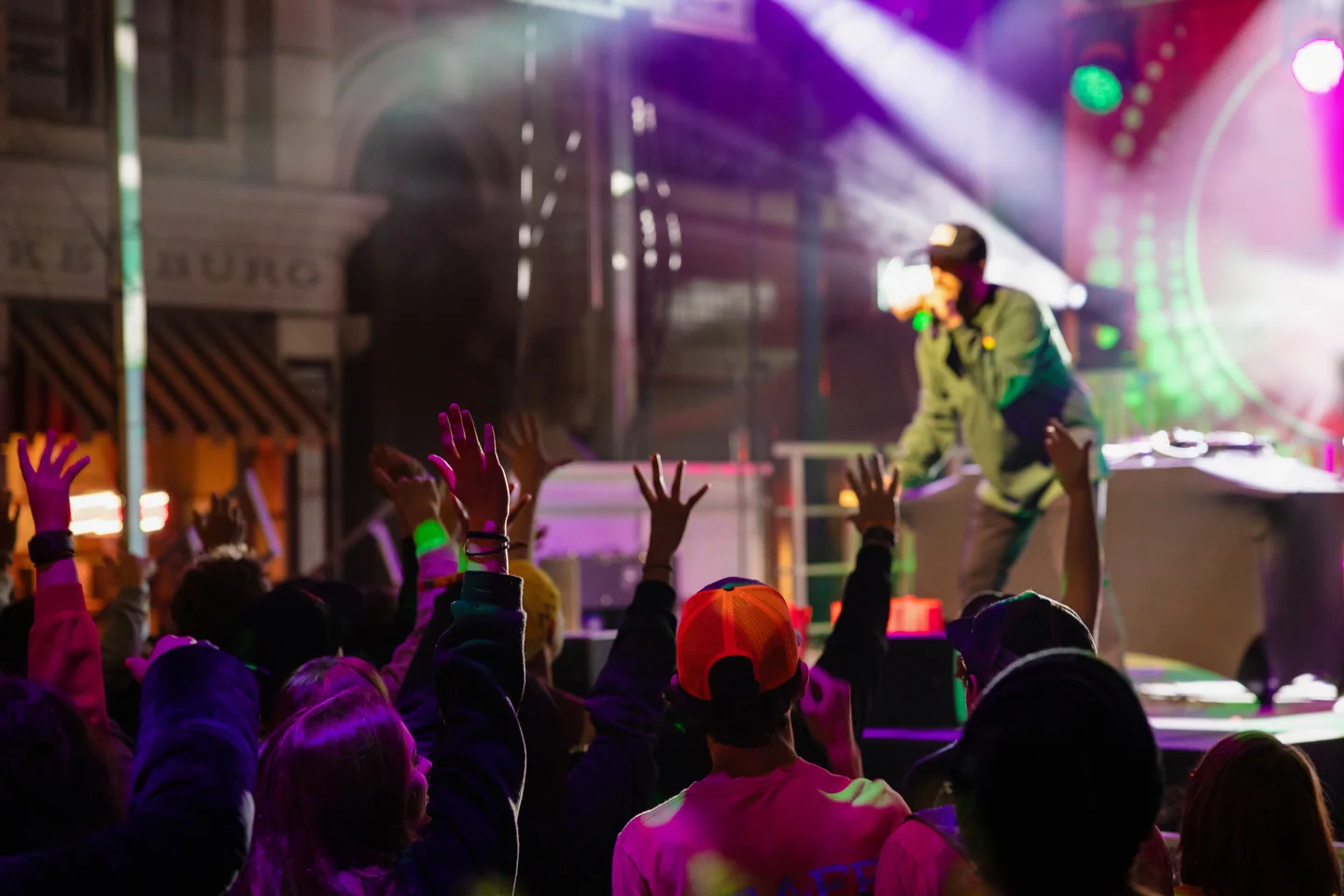 Público acompanha apresentação no Rock the Universe da Universal Orlando