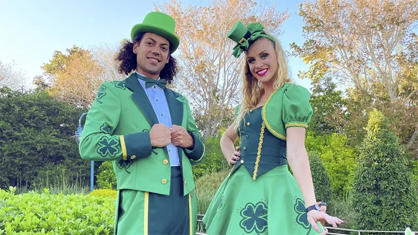 Casal com trajes verdes durante o Saint Patrick's Day no SeaWorld de Orlando