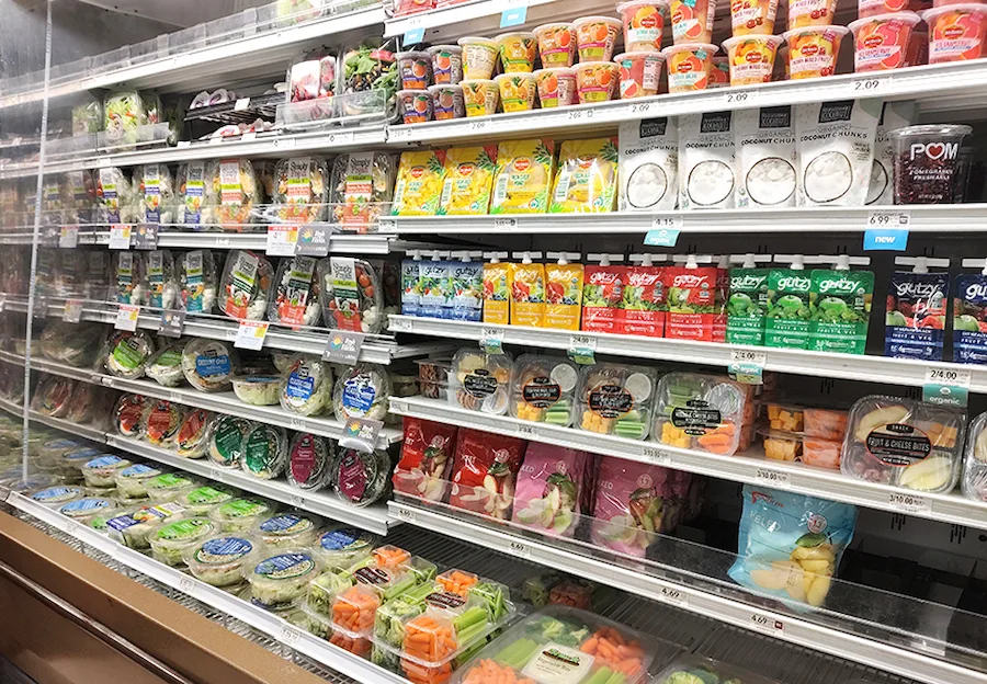 Prateleiras do Publix, em Orlando, com diversas opções de frutas e saladas