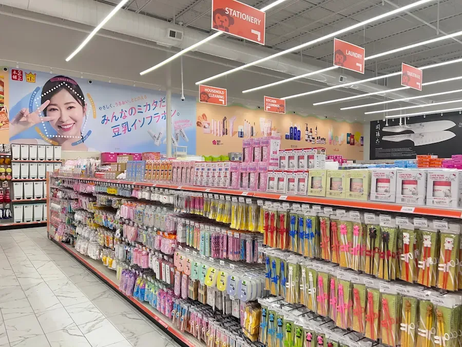 Loja Teso Life traz variedade de produtos orientais em suas prateleiras em Orlando