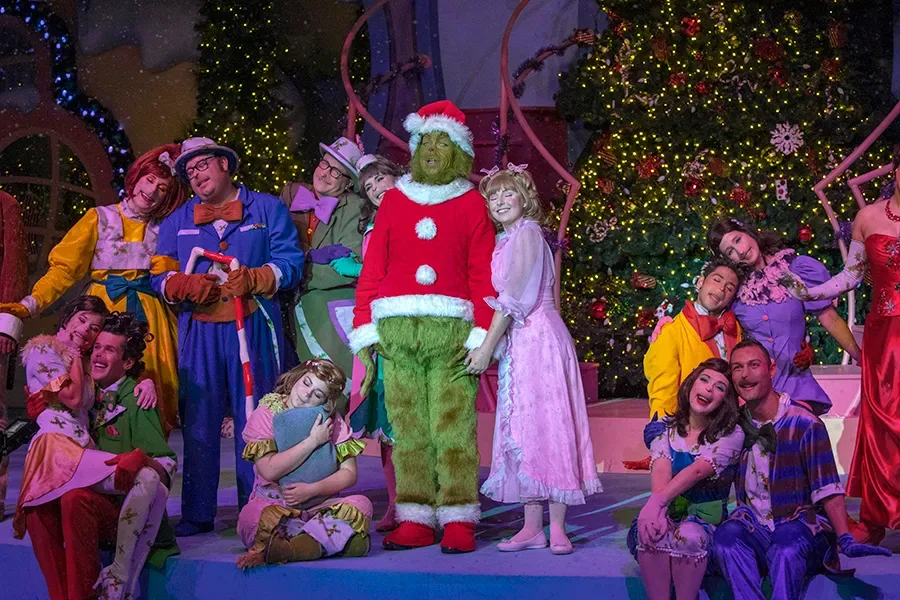 Cena do espetáculo mostra Grinch e os Whos celebrando o Natal na Universal Orlando