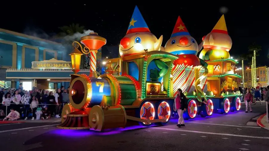 Carro alegórico em formato de trem do Holiday Parade da Universal Studios Florida
