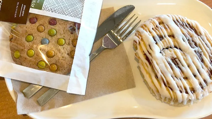 Prato de cinnamon roll e cookie de chocolate do Panera Bread, em Orlando