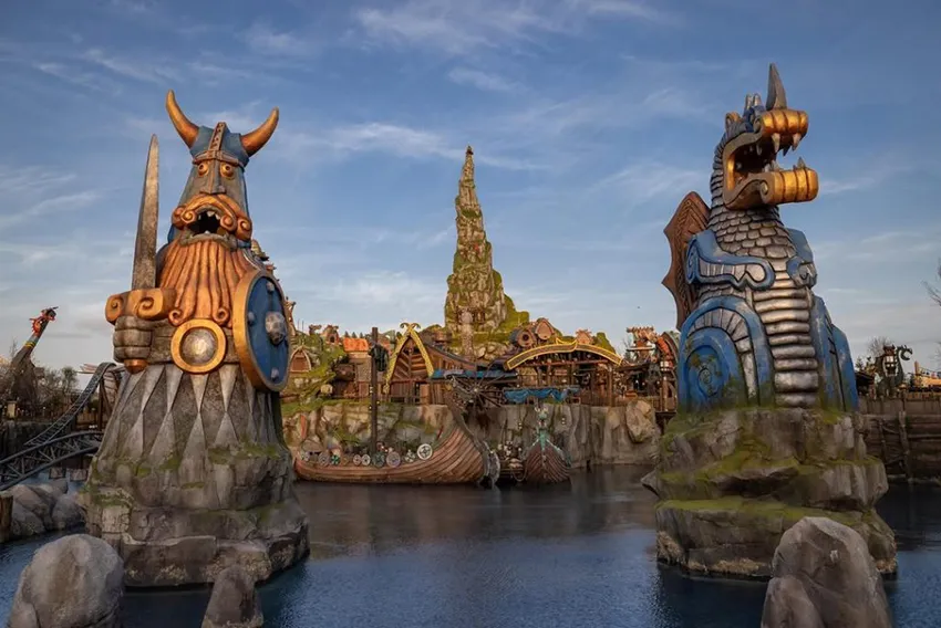 Sculptures from the world of How to Train Your Dragon, in Epic Universe