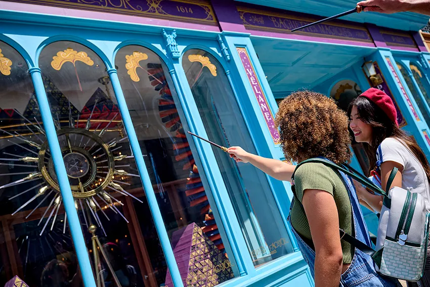 Visitantes exploran el área del Ministry of Magic con warinhas interactivas, área ofrece atracciones inmersivas en Epic Universe, en Orlando