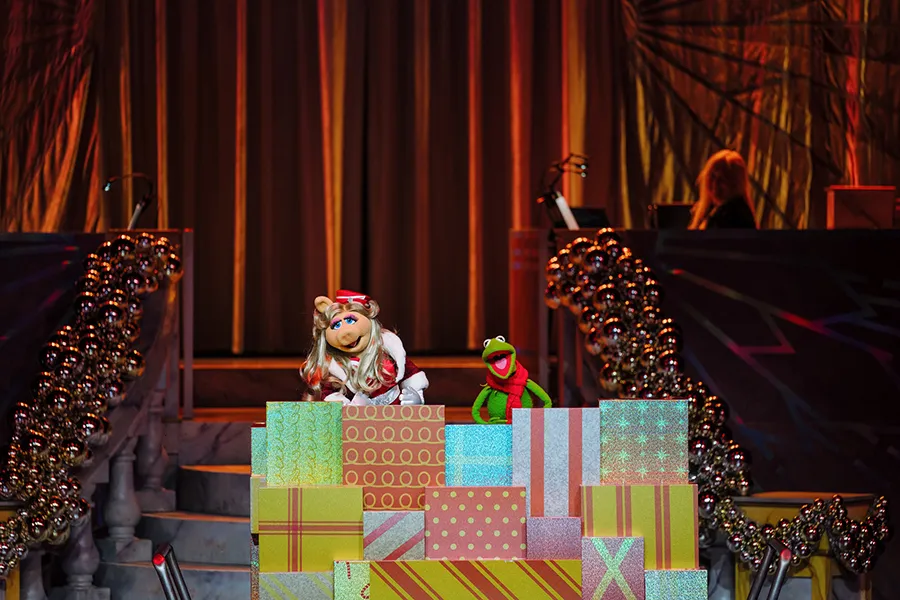 Miss Piggy and Kermit are attractions of the Disney Holidays in Hollywood of Jollywood Nights