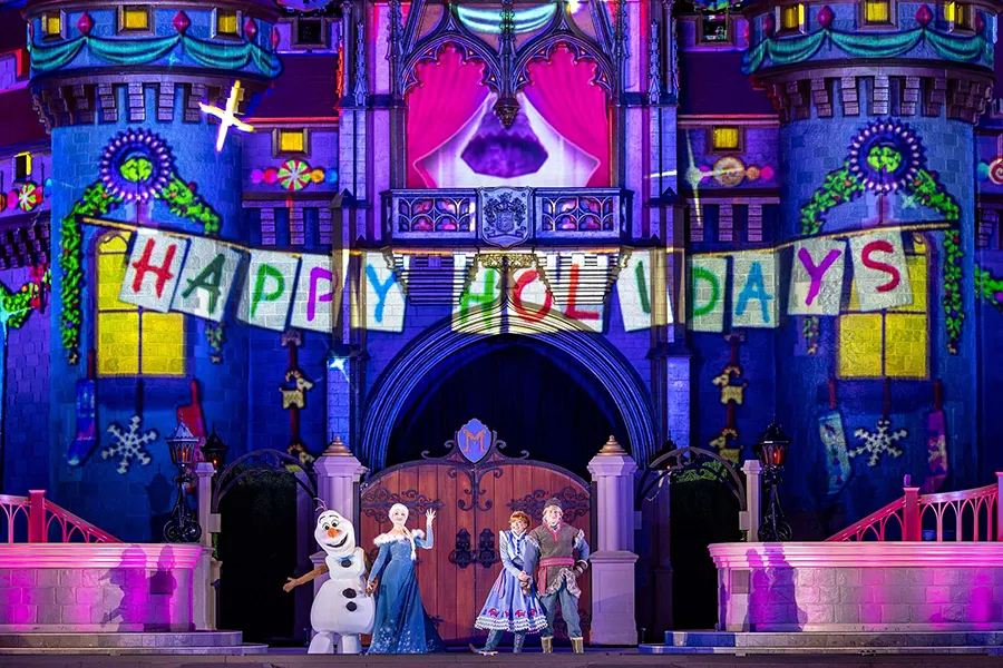 Personajes de Frozen se presentan frente al Castillo de Cinderela durante el Mickey's Very Merry Christmas Party del Magic Kingdom