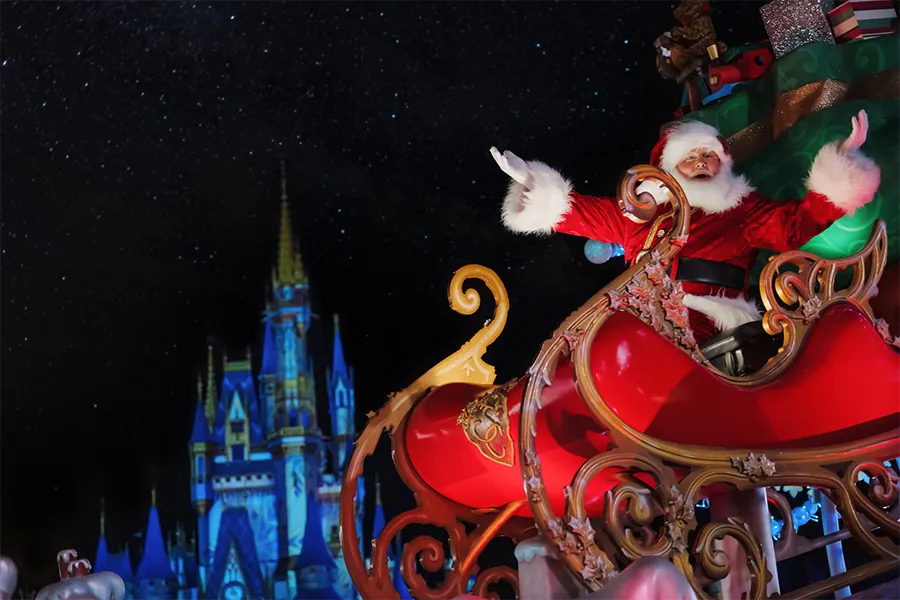 Papá Noel cierra a Mickey's Once Upon a Christmas Parade de Mickey's Very Merry Christmas Party en Magic Kingdom