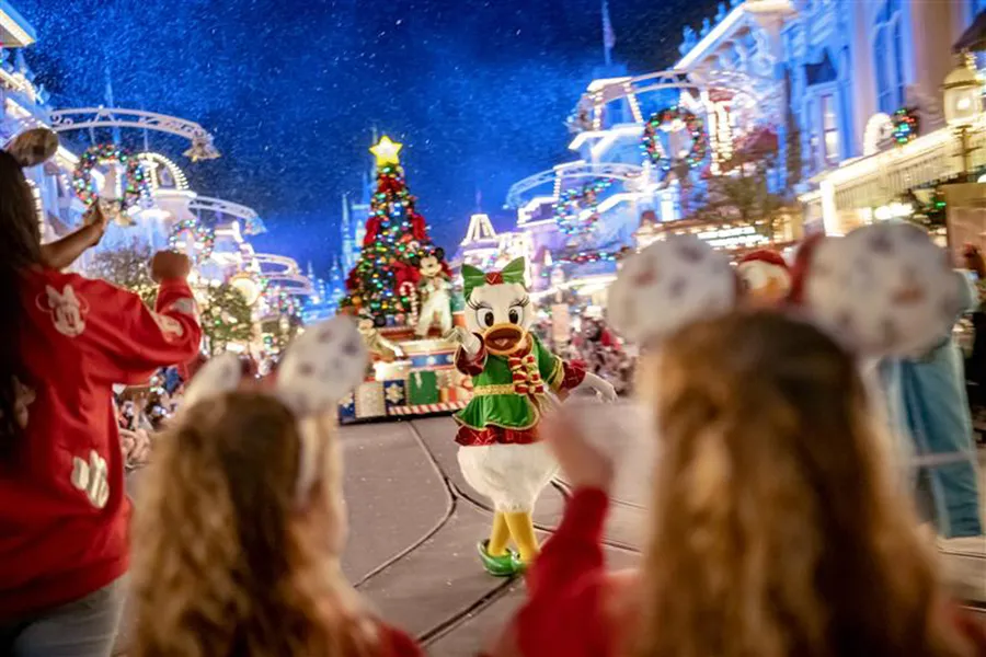 Desfile nocturno Mickey's Once Upon a Christmas Parade de Mickey's Very Merry Christmas Party en Magic Kingdom