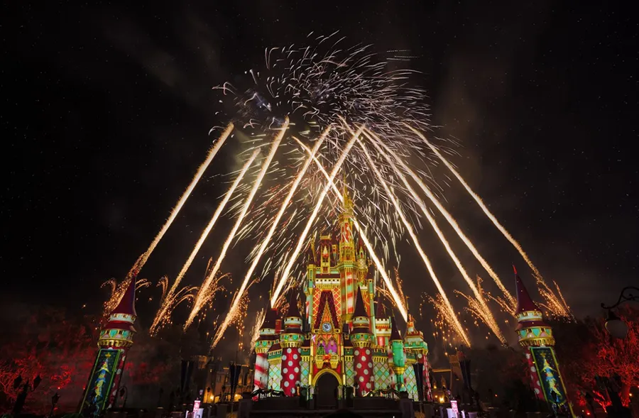 Proyecciones en el castillo al sonido de las canciones de Navidad y fuegos artificiales en Mickey's Very Merry Christmas Party del Magic Kingdom