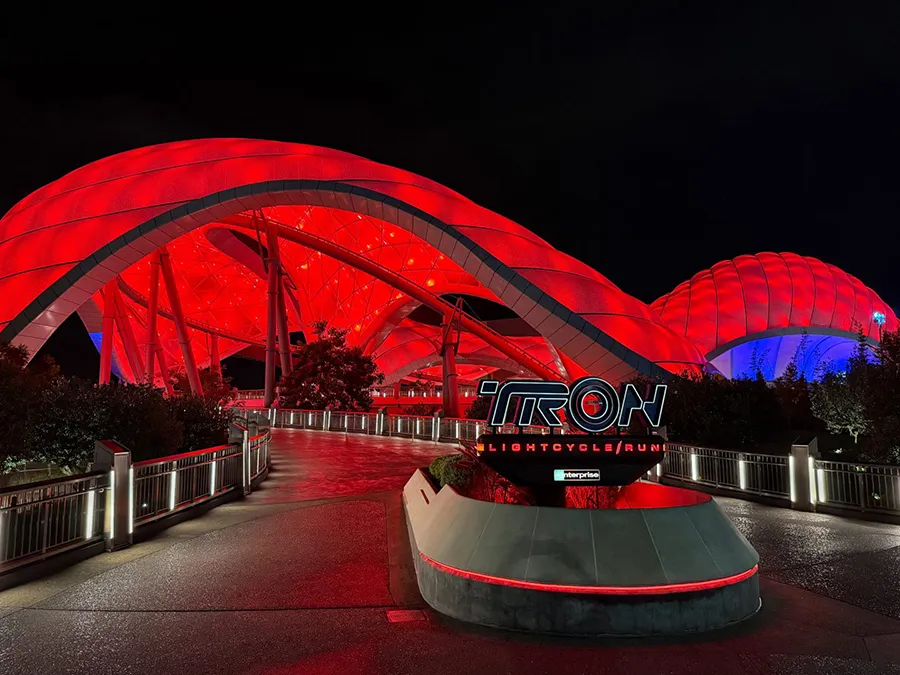 TRON Attraction with the colors red and orange; novelty arrives at Disney Park in September 2025