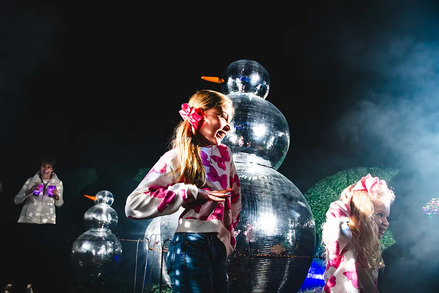 Crianças brincam em meio a esculturas gigantes de Bonecos de Neve durante o evento de Natal em Orlando em 2025