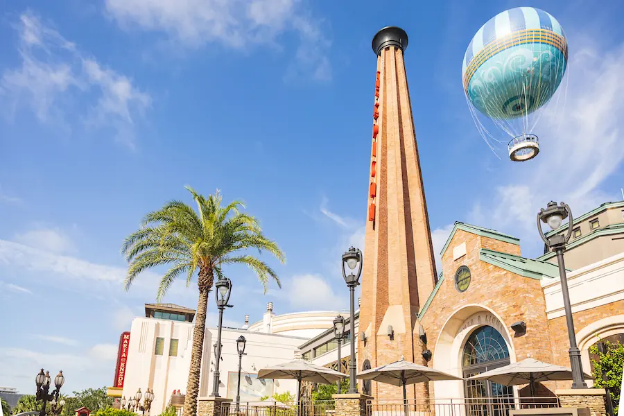 Vista de la torre de un restaurante con el famoso globo al fondo en el complejo Disney Springs, Orlando