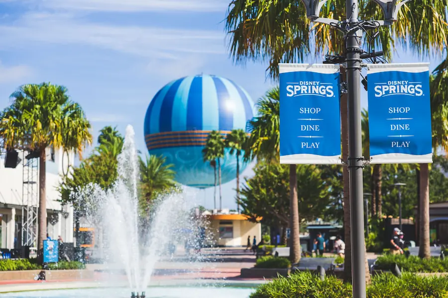 Fuente de agua con un globo famoso en el complejo Disney Springs en 2026