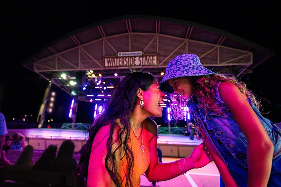 Mãe e filha se divertem em frente ao palco do Descendants da Disney