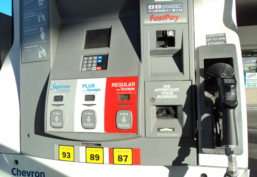 Bomba de posto de gasolina em Orlando mostra dispositivo de pagamento de cartão