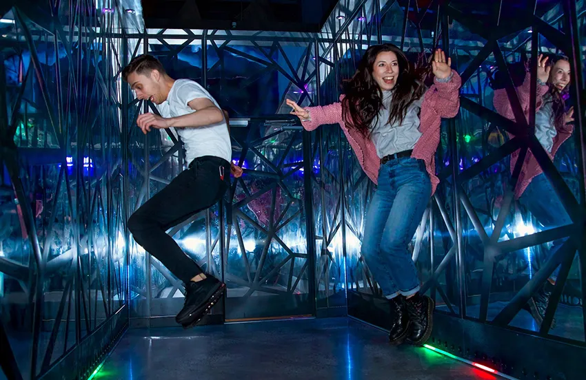 Casal salta em uma das atrações da Level99 que traz atrações interativas à Orlando