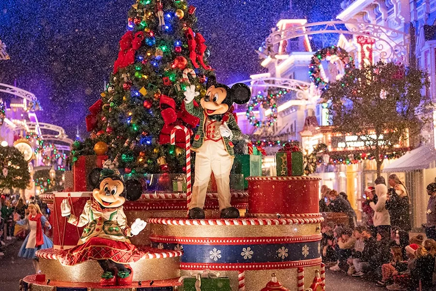 Desfile noturno Mickey's Once Upon a Christmas Parade que acontece durante o Mickey's Very Merry Christmas Party no Magic Kingdom