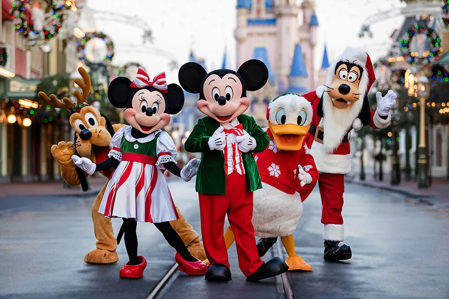 Personagens da Disney com trajes natalinos durante o Mickey's Very Merry Christmas Party do Magic Kingdom