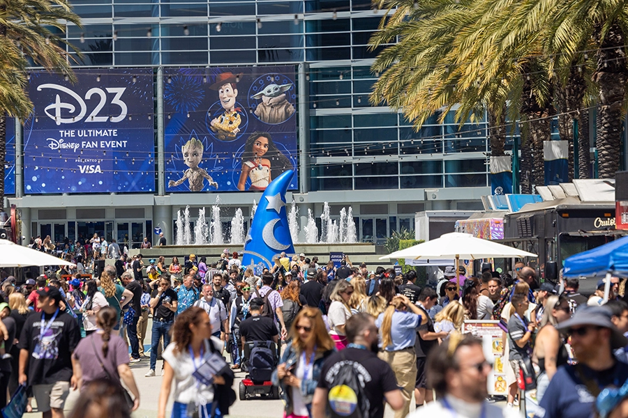 Visitantes se reúnem em frente ao Anaheim Convention Center para o D23: The Ultimate Disney Fan Event que aconteceu em agosto de 2024.