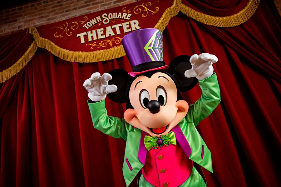Mickey Mouse recebe os visitantes no Town Square Theater durante a festa de Halloween 2025 da Disney