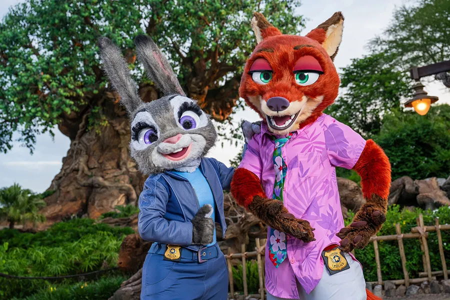 Personagens Judy e Nick prontos para receber visitantes na atração Zootopia da Disney
