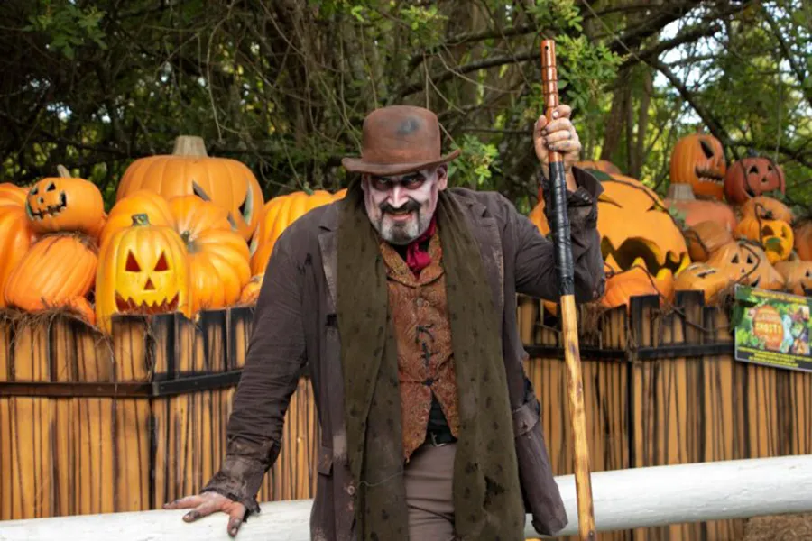 O coveiro Cyrus recebe os convidados no evento de halloween da Gatorland com abóboras ao fundo