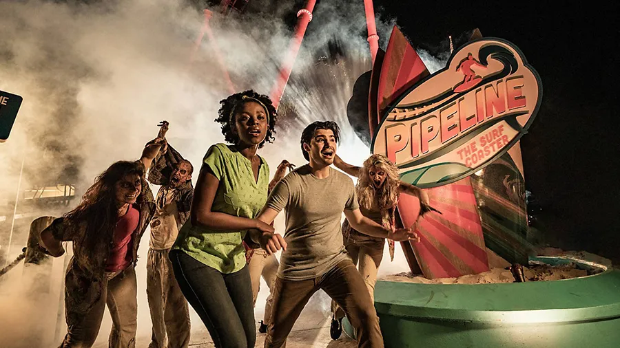 Jovens assustados em frente a montanha-russa Pepiline do SeaWorld Orlando