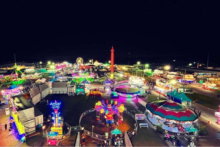Vista noturna do Central Florida Fair, tradicional feira de Orlando