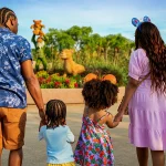 Família observa esculturas no EPCOT Flower and Garden de 2026