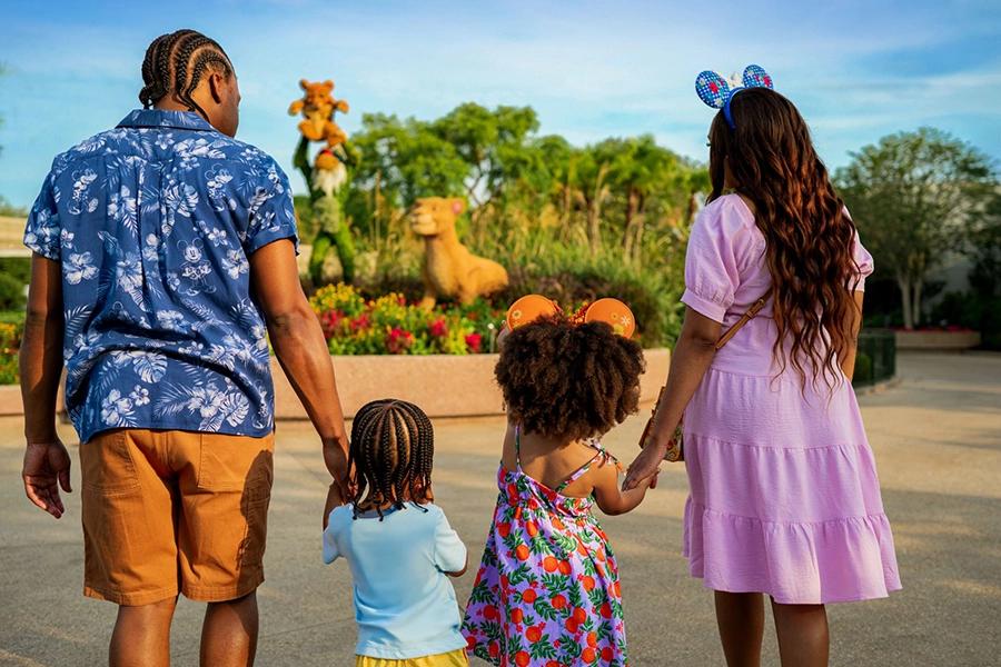 Família observa esculturas no EPCOT Flower and Garden de 2026