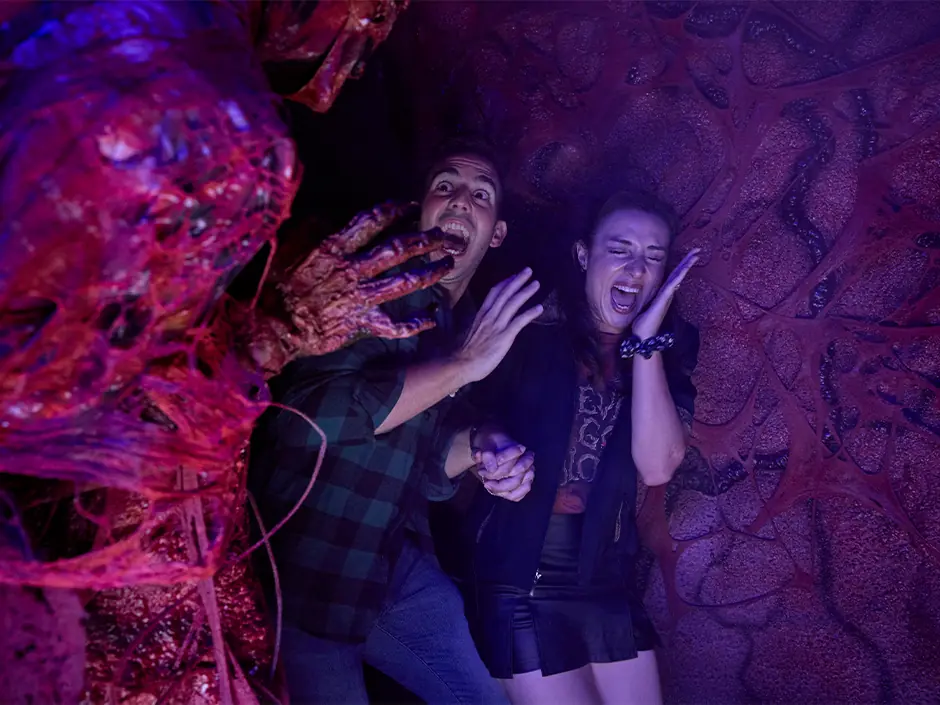 Casal de assusta com monstro durante Halloween da Universal Studios Florida
