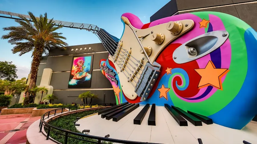 Guitarra da fachada da atração Rock'n' Roller Coaster com os personagens Muppets no Hollywood Studios